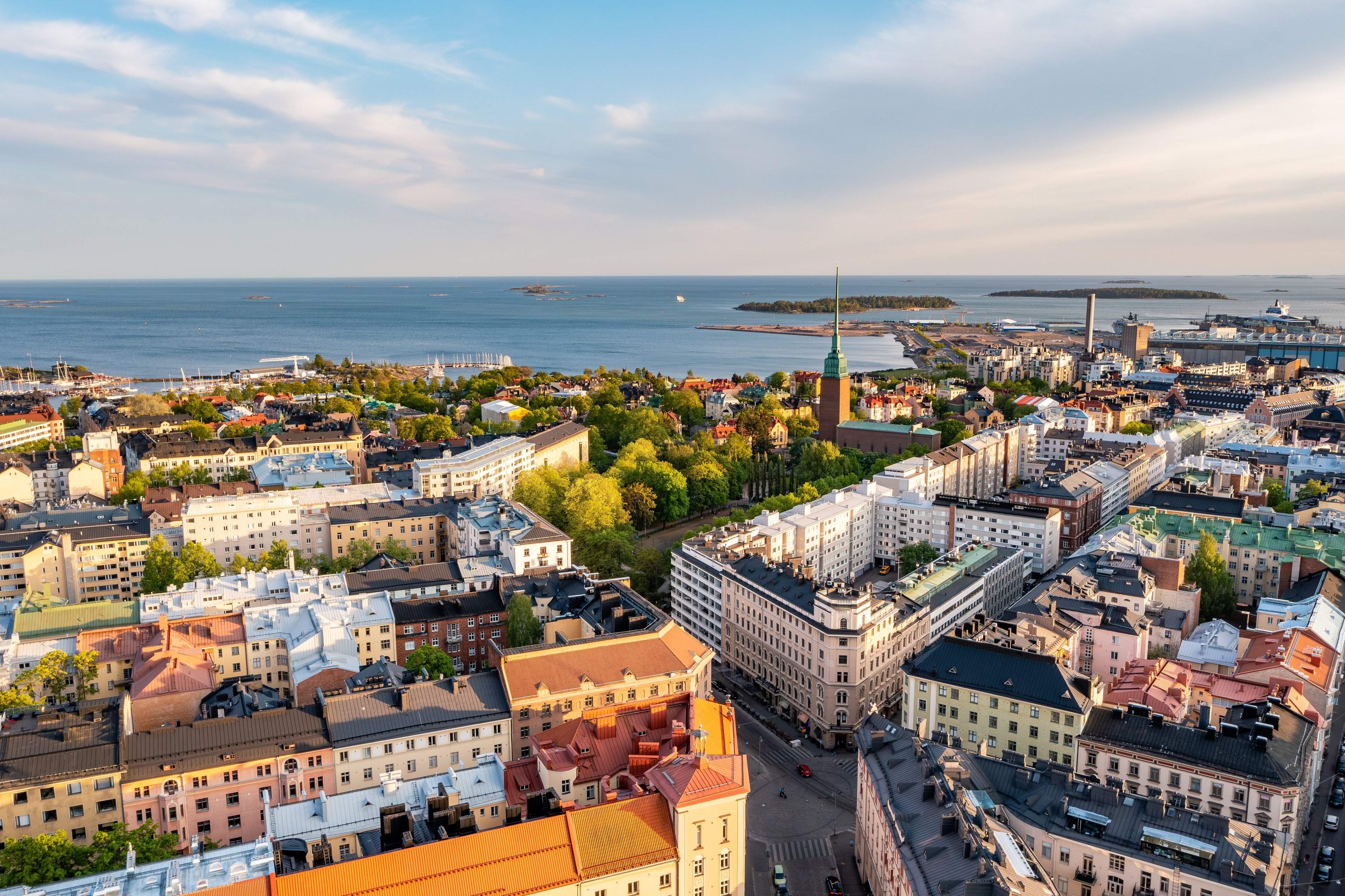 Ilmakuva Helsingistä kesällä. Taustalla meri ja saaristoa.